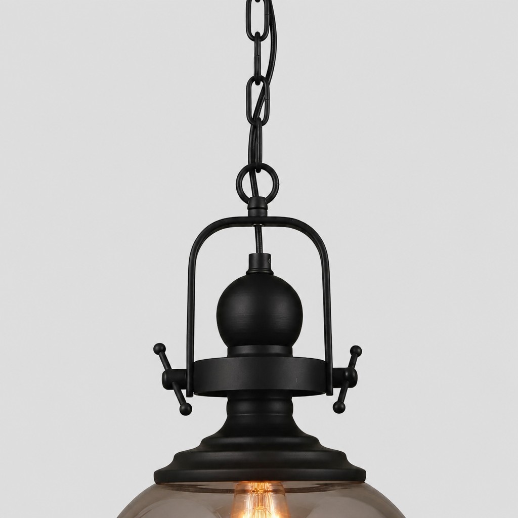 Black metal chain and frame detail of the Ivoran pendant lamp