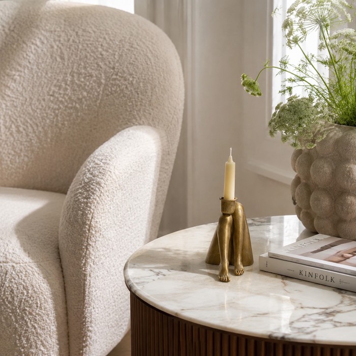 Portacandele decorativo con gambe originali, perfetto per un accogliente angolo lettura.