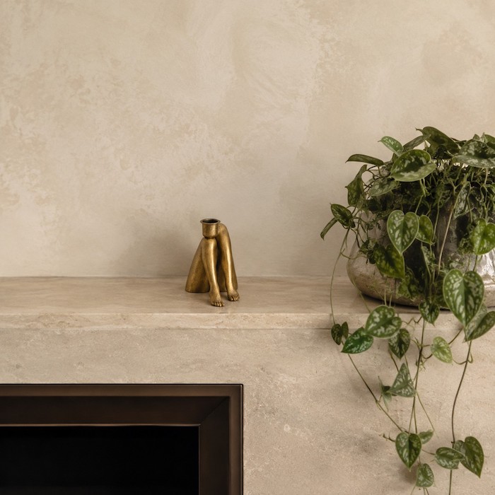 Mensola da camino moderna con un audace accessorio per la casa in metallo.