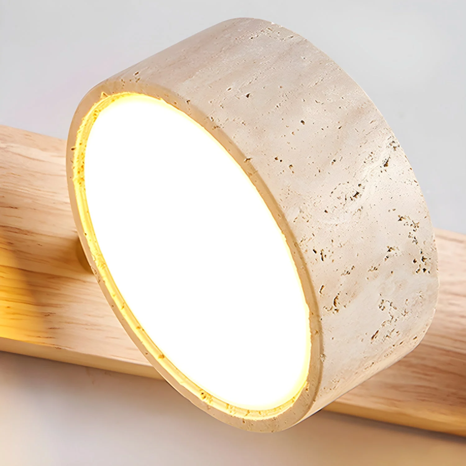 Rotatable lamp head close-up