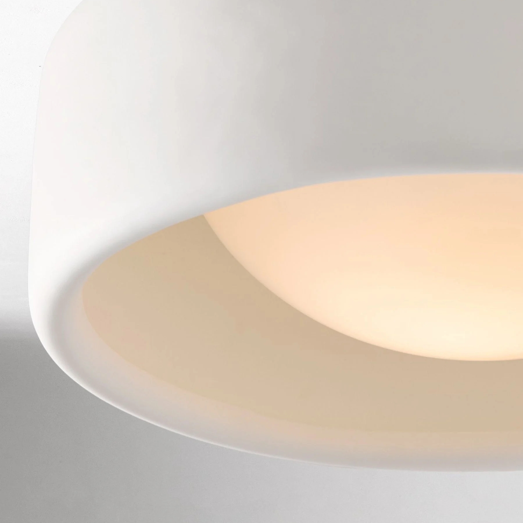 Porcelain shade diffuser close-up