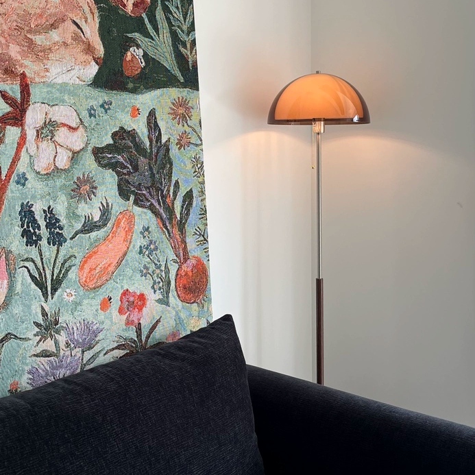 Foto reale del cliente della lampada da terra Sunset accanto alla decorazione da parete con motivi