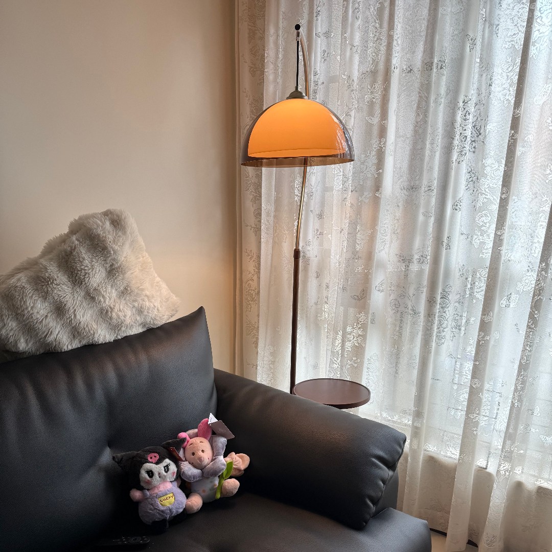 Foto reale del cliente della lampada da terra Sunset vicino alle tende