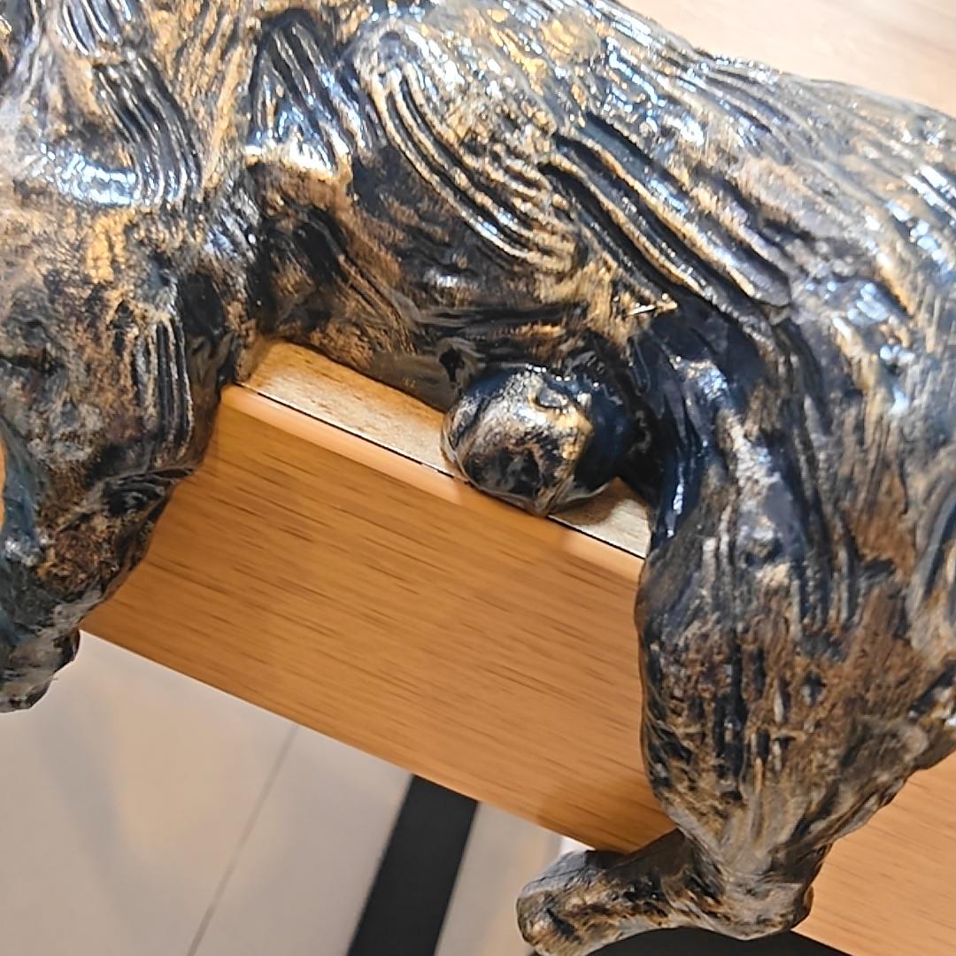Close-up of the Floxo Lazy Dog Sculpture body texture
