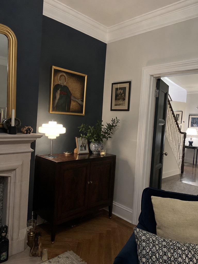 Customer room photo featuring a glowing white Koloro table lamp