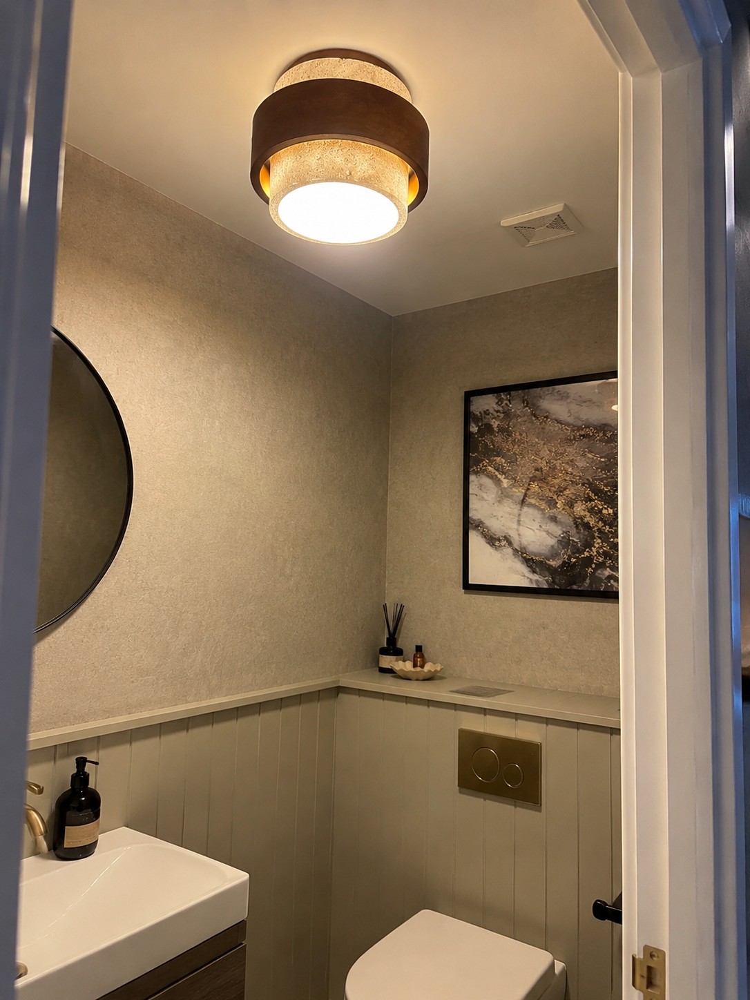 MokuStone Plafondlamp in een compacte binnenruimte