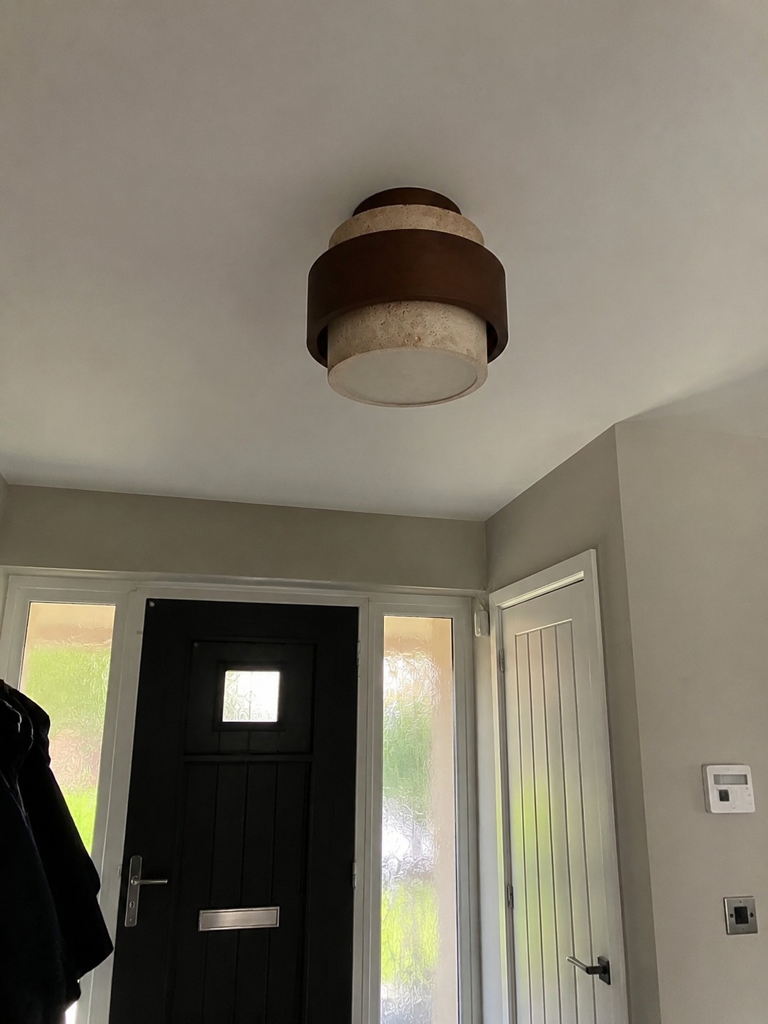 MokuStone Plafondlamp bij een toegangsdeur
