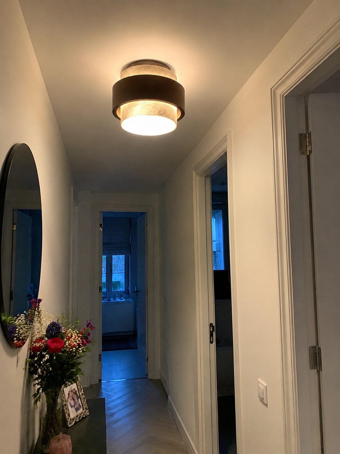 MokuStone Plafondlamp in een gang met warme verlichting