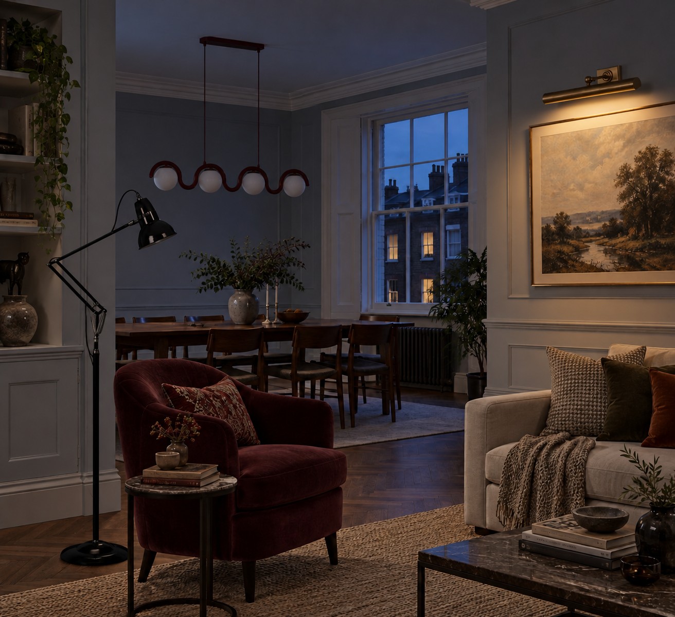 Een schilderijlamp vestigt de aandacht op kunstwerken in een verduisterde woonkamer.