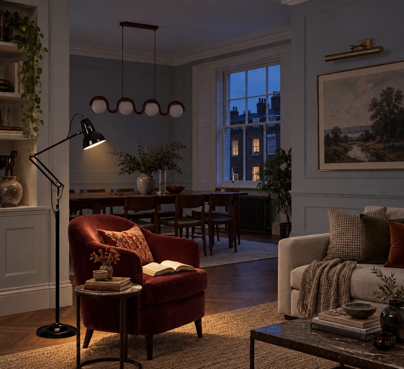 Een staande lamp die gericht leeslicht op een leesstoel werpt.