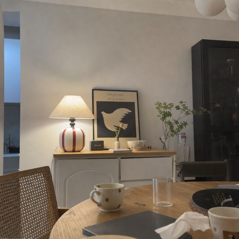 Customer room scene with Ceruna table lamp glowing