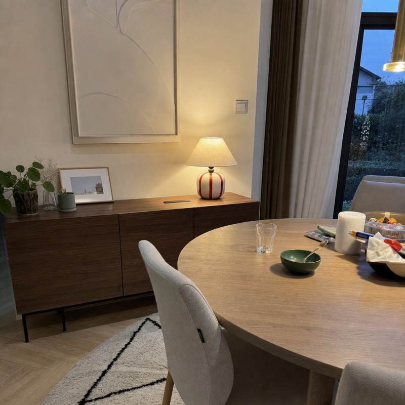 Customer dining room scene with Ceruna table lamp