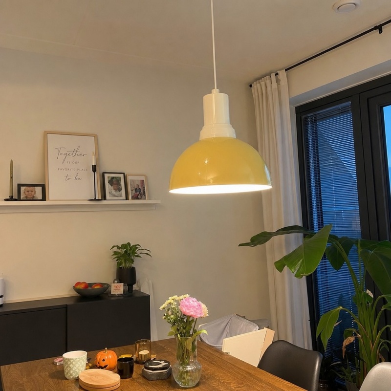 Customer dining area with the Rummia pendant lamp
