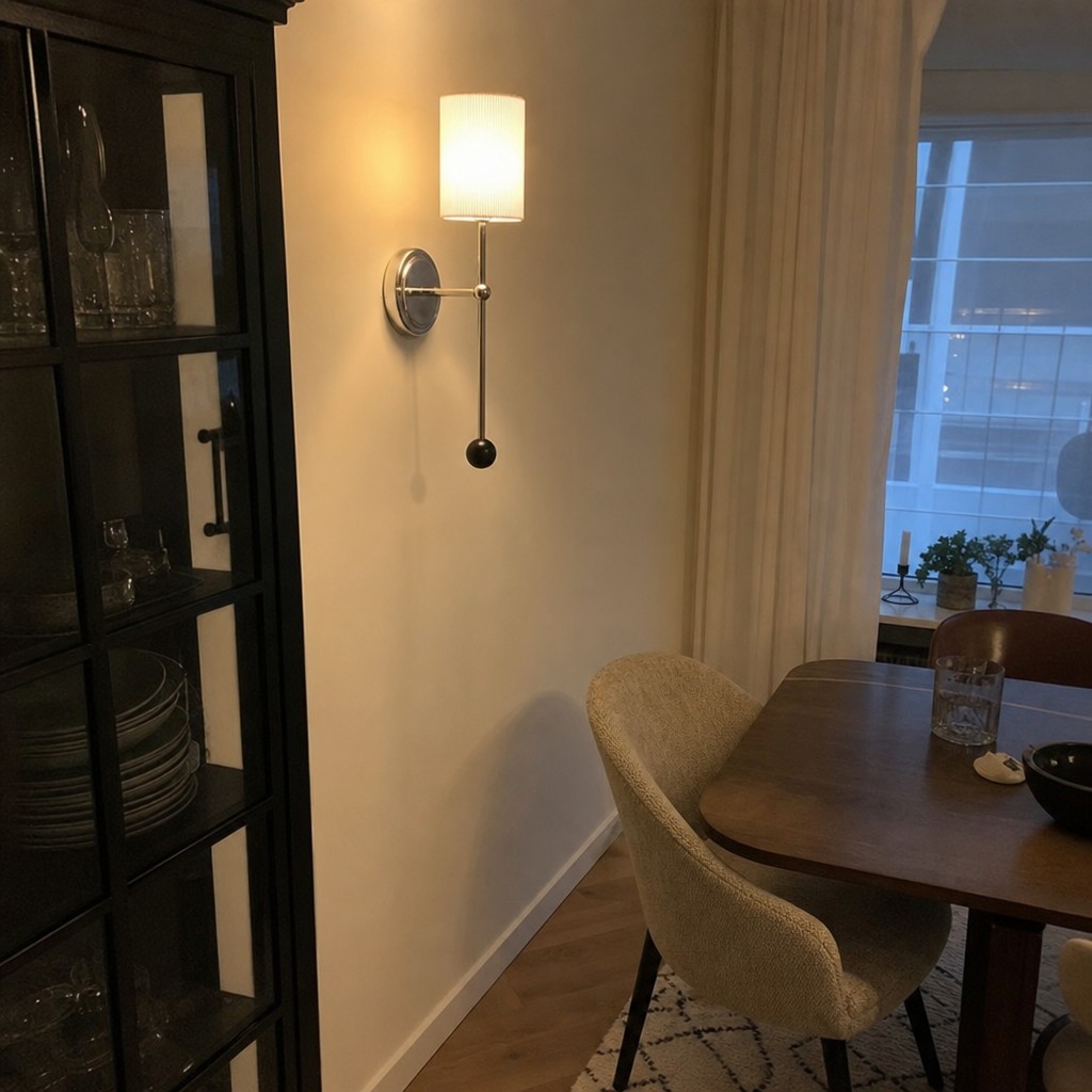 Customer photo of the Cumoris wall lamp near a dining area