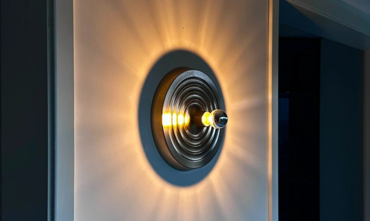 Space Age Disc Ceiling Lamp with warm light on the wall